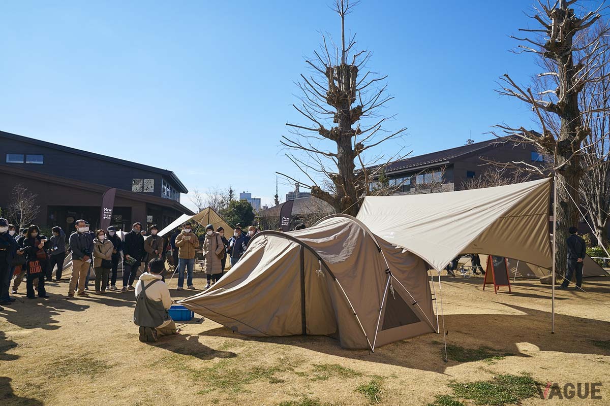 タープの縁がCフレームと逆Y字フレームの間になるようテントを移動させたら、生地にシワができないようにピンと張りながらペグダウン。