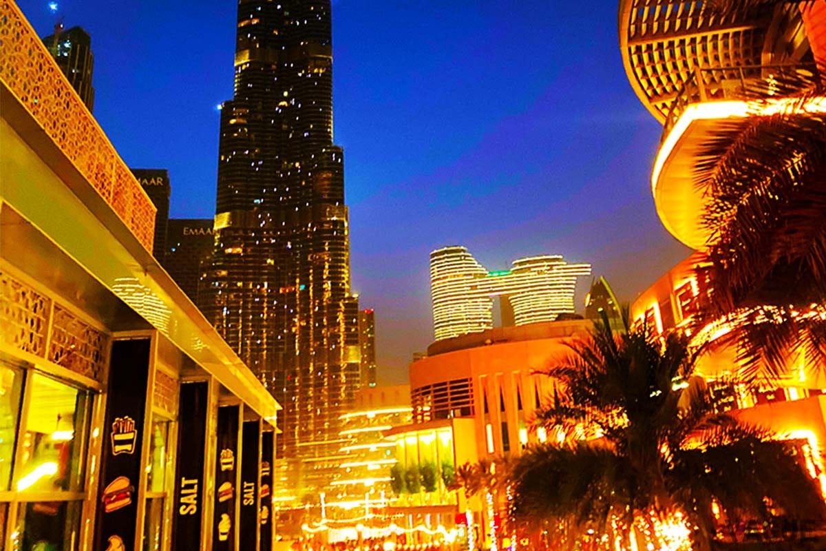夜のドバイ。街も「ブルジュ・ハリファ」も輝く