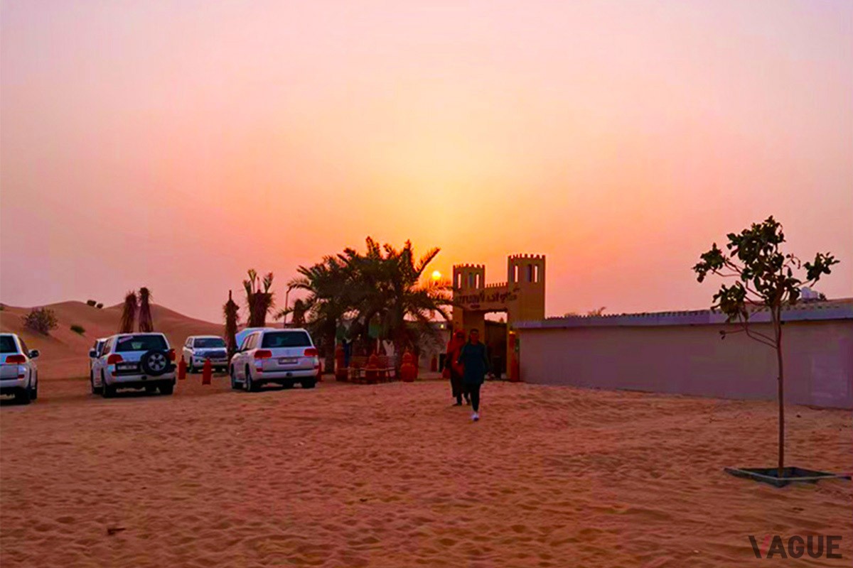 夕日のオレンジに染まる砂漠