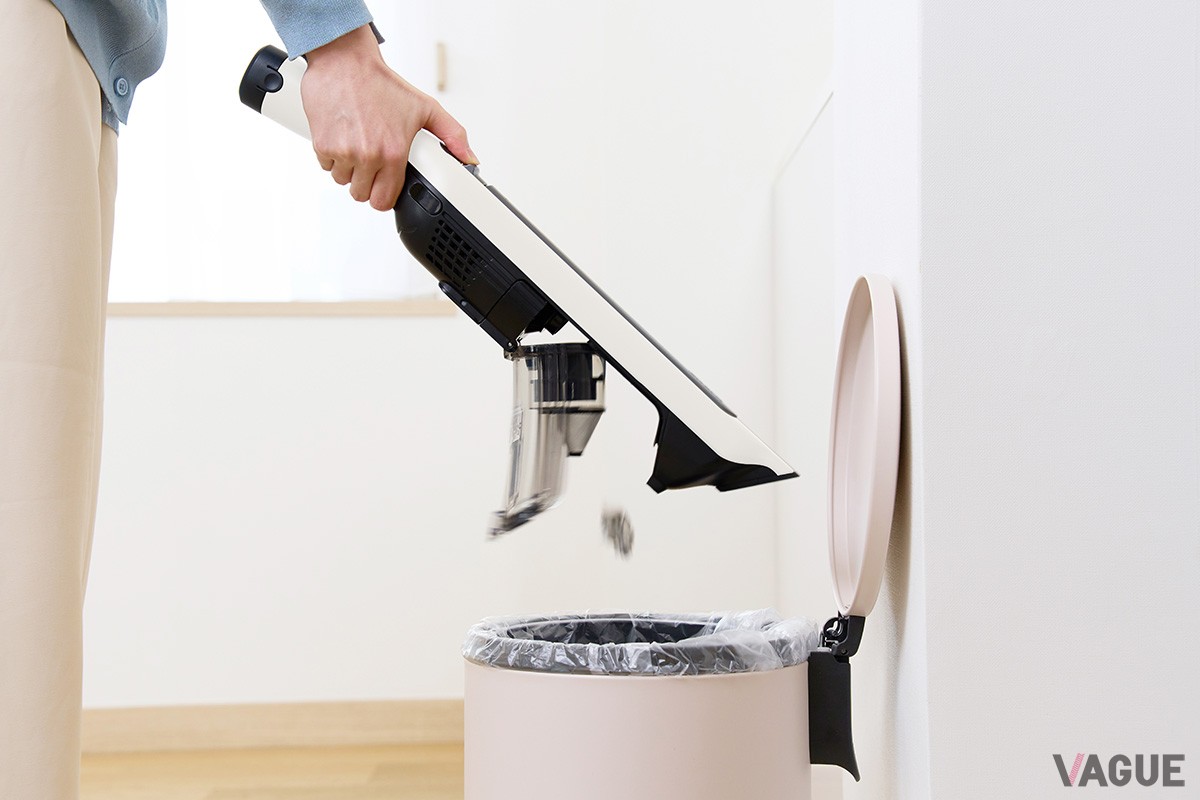 本体のボタンを押してゴミ捨てもできるので、ハンディクリーナーとして使用しているときも衛生的にゴミ捨て完了