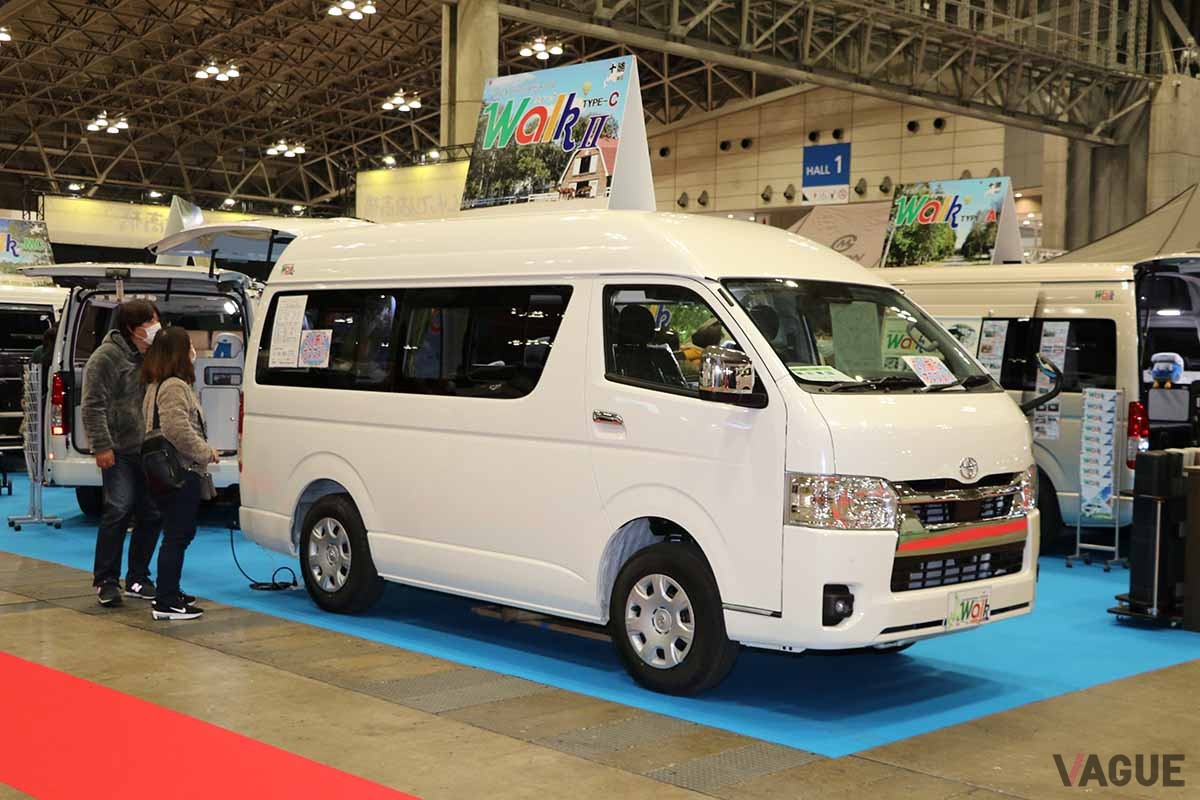 バンコン。トヨタ「ハイエース」ベースで、走る姿はキャンピングカーには見えずハイエースそのもの