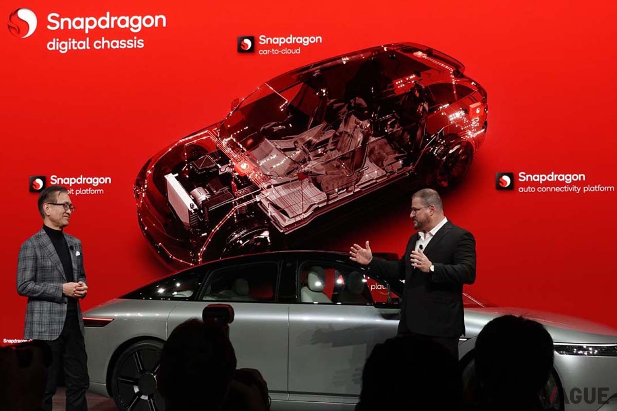 「AFEELA」にはクアルコムの自動車向けソリューション「Snapdragon digital chassis」が搭載される予定。800TOPSという高い処理能力をフル活用し、OTAによってもたらされるソフトウェアの更新をスムーズに行うための機能も担うことになるはずだ。OTAの実現ではこうしたSoCの処理能力の高さも重要度を増してくるのは間違いない