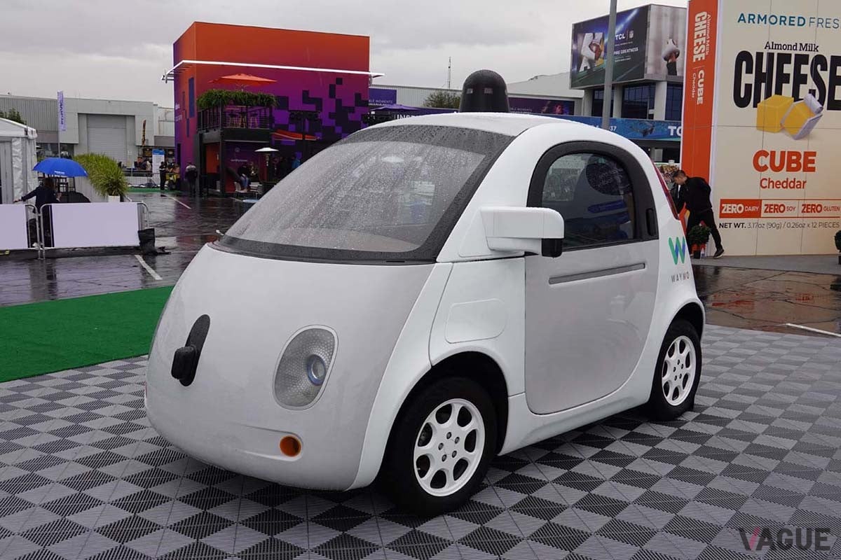 Google傘下で自動運転車を開発する「WAYMO(ウェイモ)」が米国内で実験走行しているセルフドライビングカー。自動運転に必要となる情報をレーザーカメラやレーザースキャナで収集し、それをコンピュータで解析した後に周辺の車両、歩行者、信号、障害物を識別しながら自動走行する。この走行にはクラウドとの連携が欠かせない