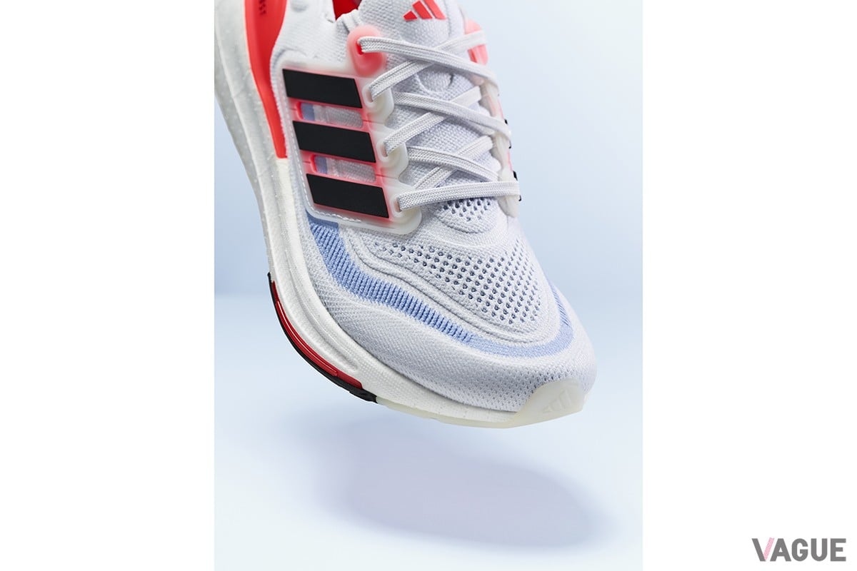 従来のBOOST素材に比べて30％軽量化した新素材“Light BOOST”の効果により、シリーズ最軽量を実現した「ウルトラブースト ライト」