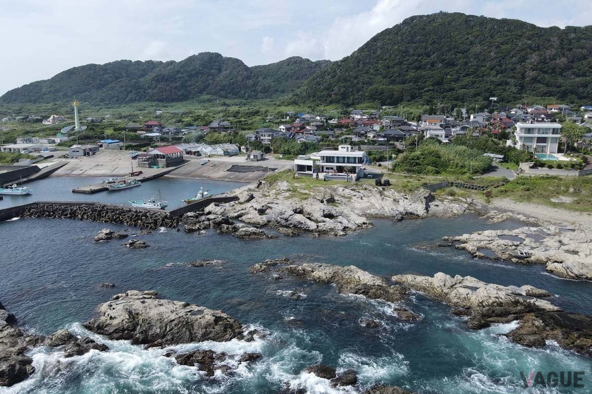 海から30秒という千葉県館山市の海辺に、インフィニティプールやサウナを満喫できる贅沢なヴィラ「GIFTHOUSE 館山」が開業