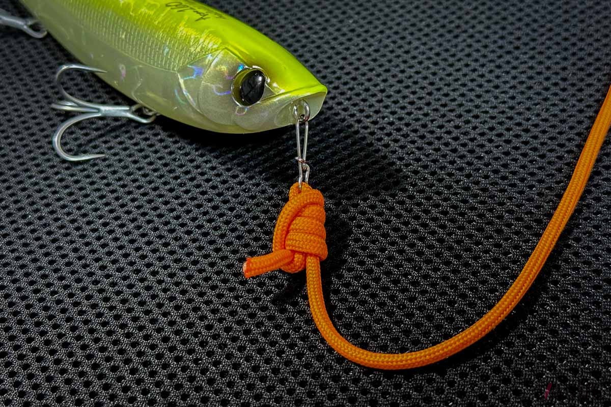 見やすいよう写真ではラインの代わりにパラコードを使って説明します