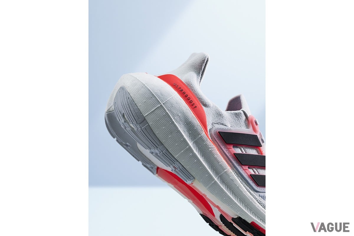 従来のBOOST素材に比べて30％軽量化した新素材“Light BOOST”の効果により、シリーズ最軽量を実現した「ウルトラブースト ライト」