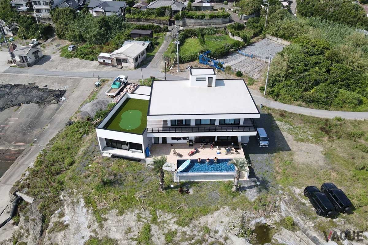 海から30秒という千葉県館山市の海辺に、インフィニティプールやサウナを満喫できる贅沢なヴィラ「GIFTHOUSE 館山」が開業