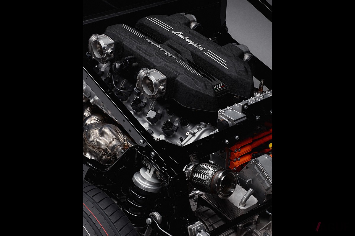 V12エンジンと3基のモーターの組み合わせで、システム最高出力は1015cv