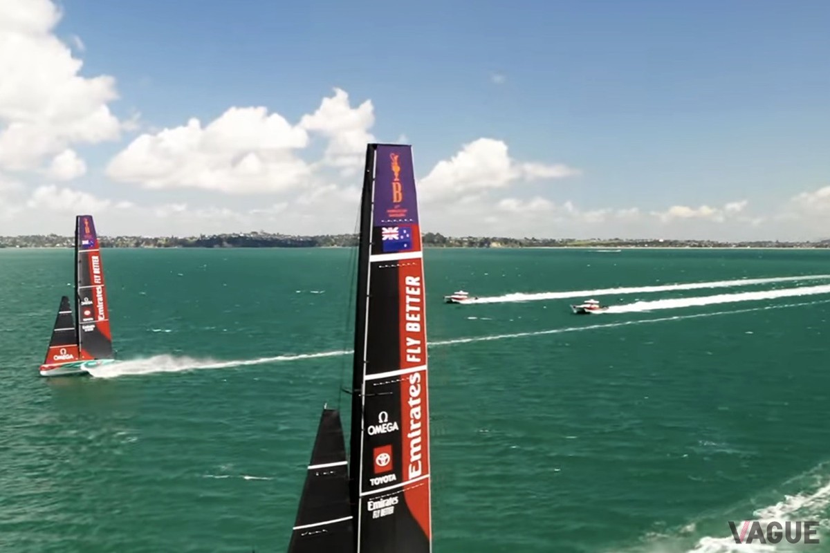 テンダーボートはレースに参加するヨットをフォローする（C）YouTube『EmiratesTeamNZ』
