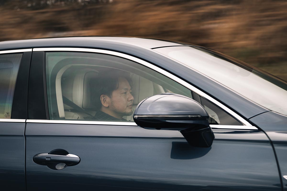 窪川さんは、見た目でも走りでもイギリス車ならではの色気を感じられると「フライングスパー」を評価