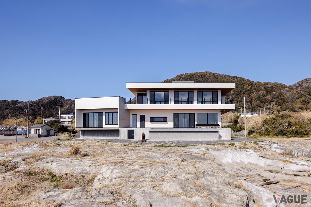 海から30秒という千葉県館山市の海辺に、インフィニティプールやサウナを満喫できる贅沢なヴィラ「GIFTHOUSE 館山」が開業