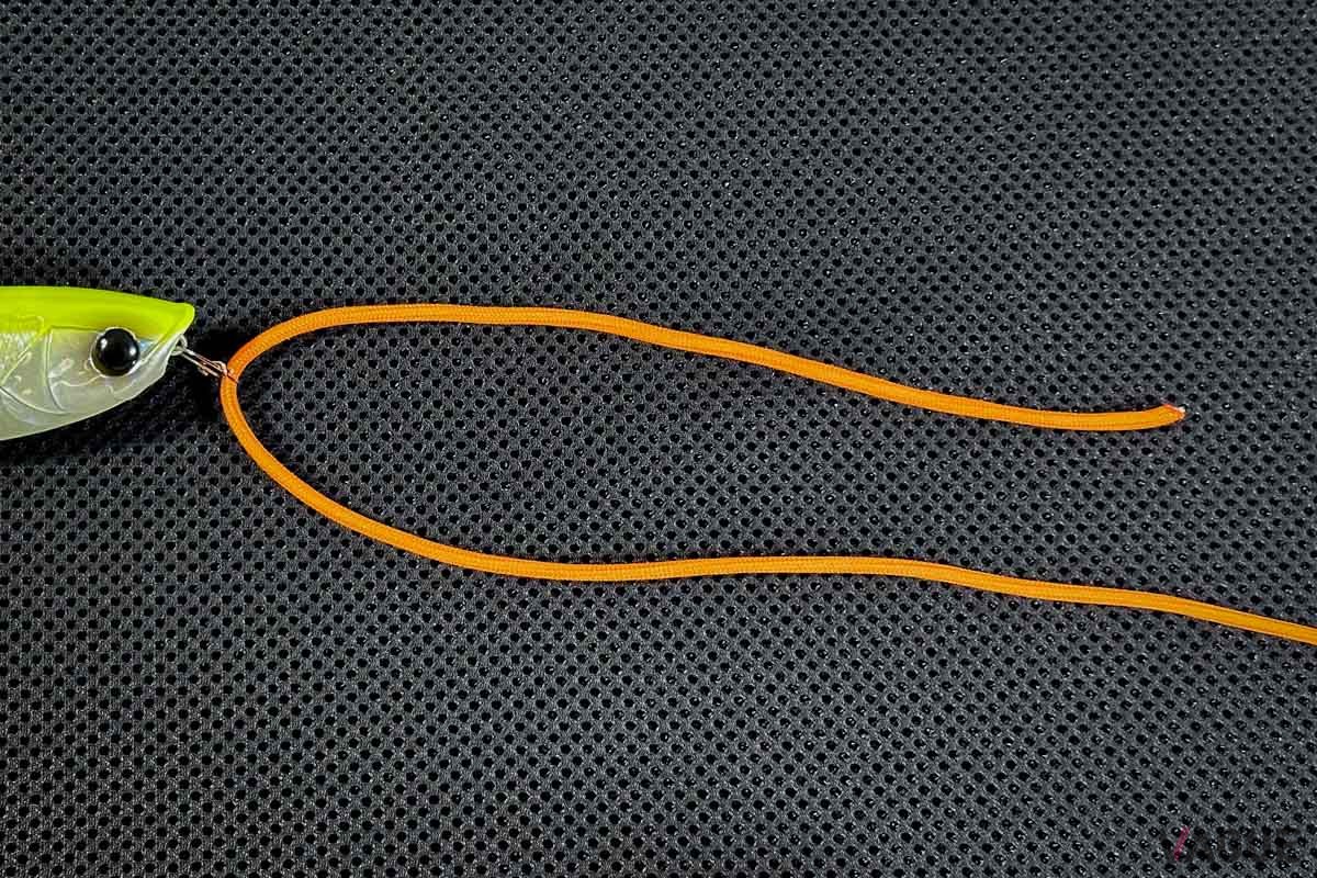 【ユニノット：STEP1】ラインをアイに通し、20cmほど重ねます