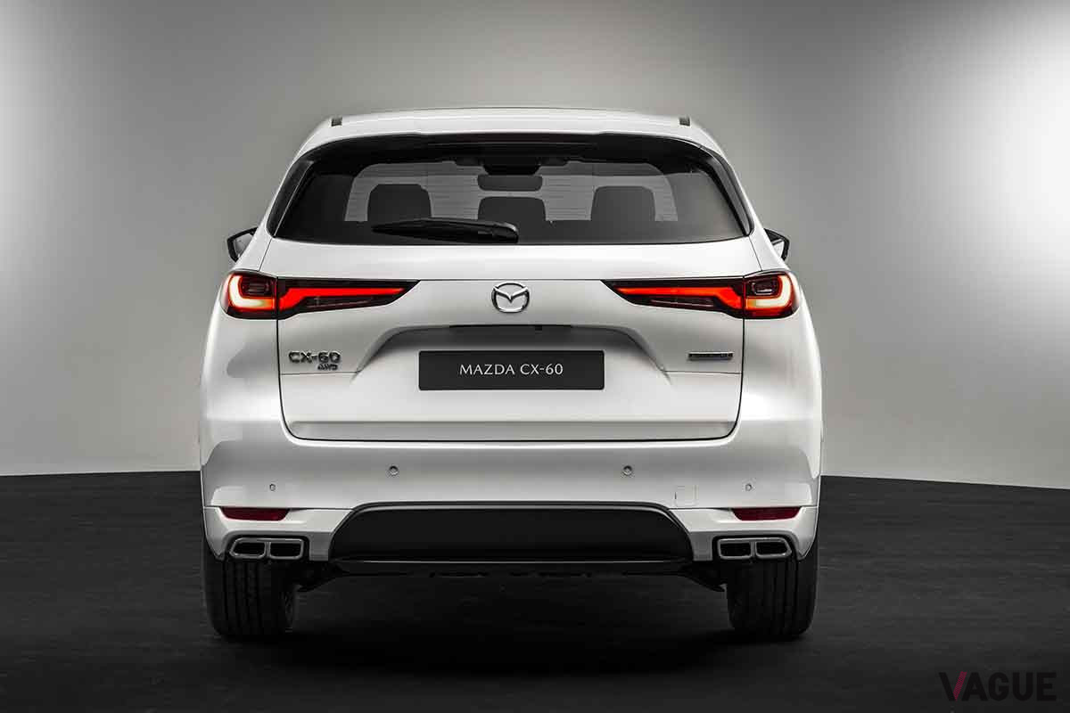 ロジウムホワイトプレミアムメタリックをまとったCX-60のリアデザイン。横長のコンビネーションランプの採用でワイド感を強調している