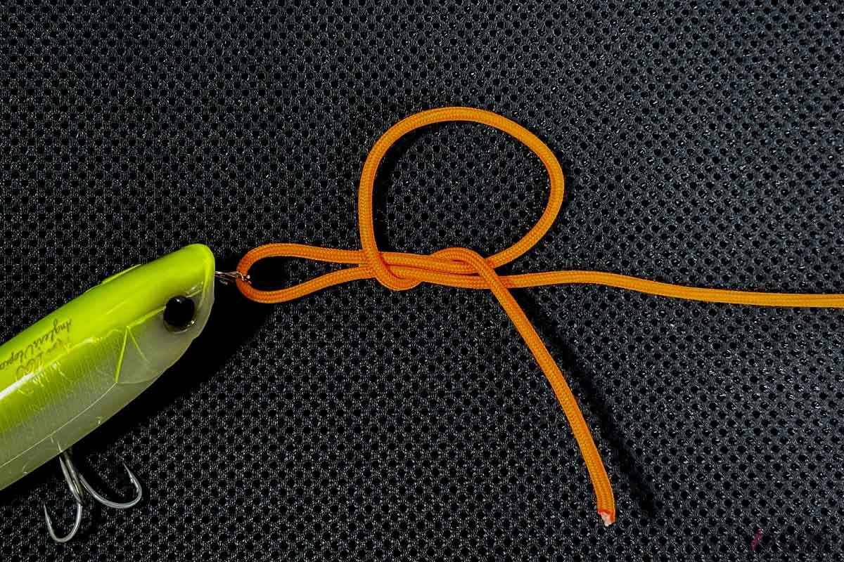 【ユニノット：STEP3】束ねた2本のラインに支線を巻きつけながら輪にくぐらせます