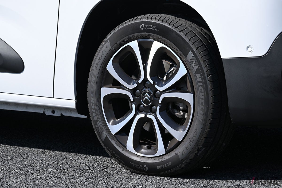 ロング化によってキャビンや荷室がより広くなり、乗り心地も一段と快適になったシトロエン「ベルランゴ ロング」