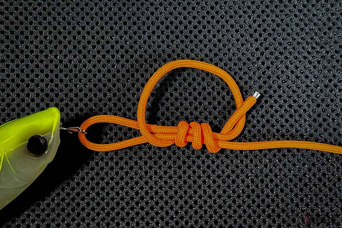 【ユニノット：STEP4】4回巻きつけます。4回では緩んでしまう場合や、より太いラインを使う場合は5回巻きつけます