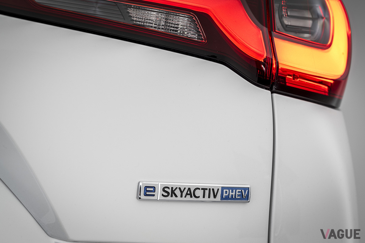 “e-スカイアクティブPHEV”と掘られたPHEV仕様専用のリアエンブレム