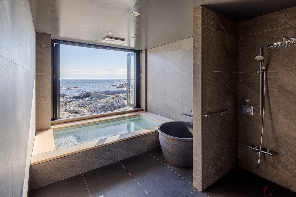 海から30秒という千葉県館山市の海辺に、インフィニティプールやサウナを満喫できる贅沢なヴィラ「GIFTHOUSE 館山」が開業