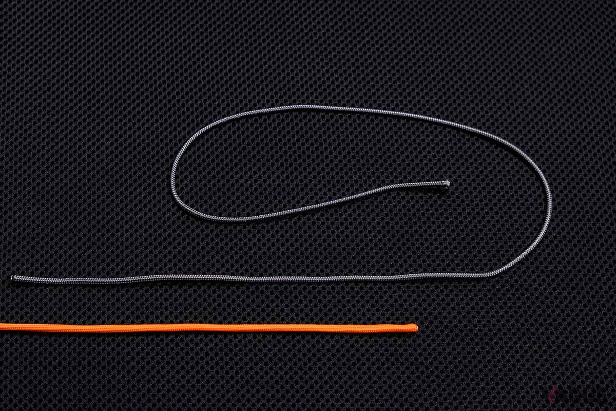 【サージェンスノット：STEP1】メインラインとリーダーを20cmほど重ねます。リーダーを切る際は、使いたい長さに重なり分を足しておくことをお忘れなく