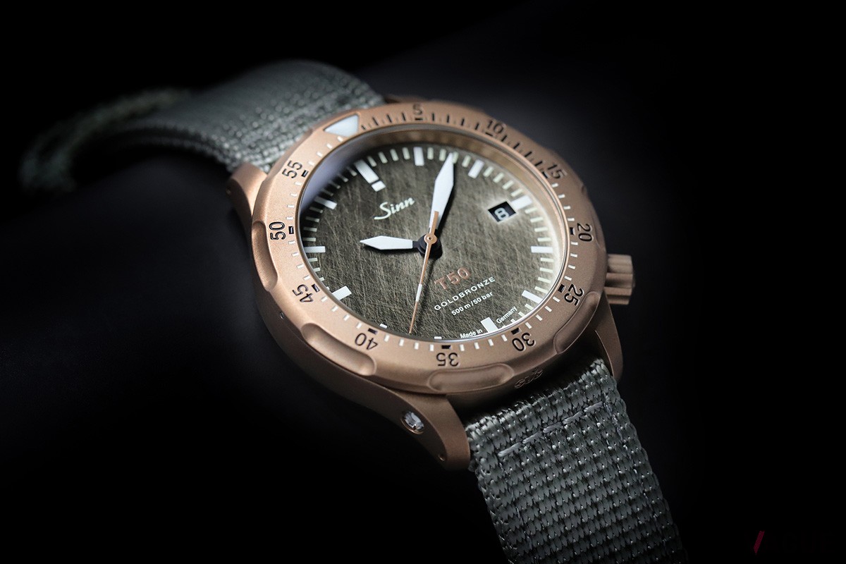 柔和な印象のブロンズカラーはテキスタイルストラップのカーキとも好相性