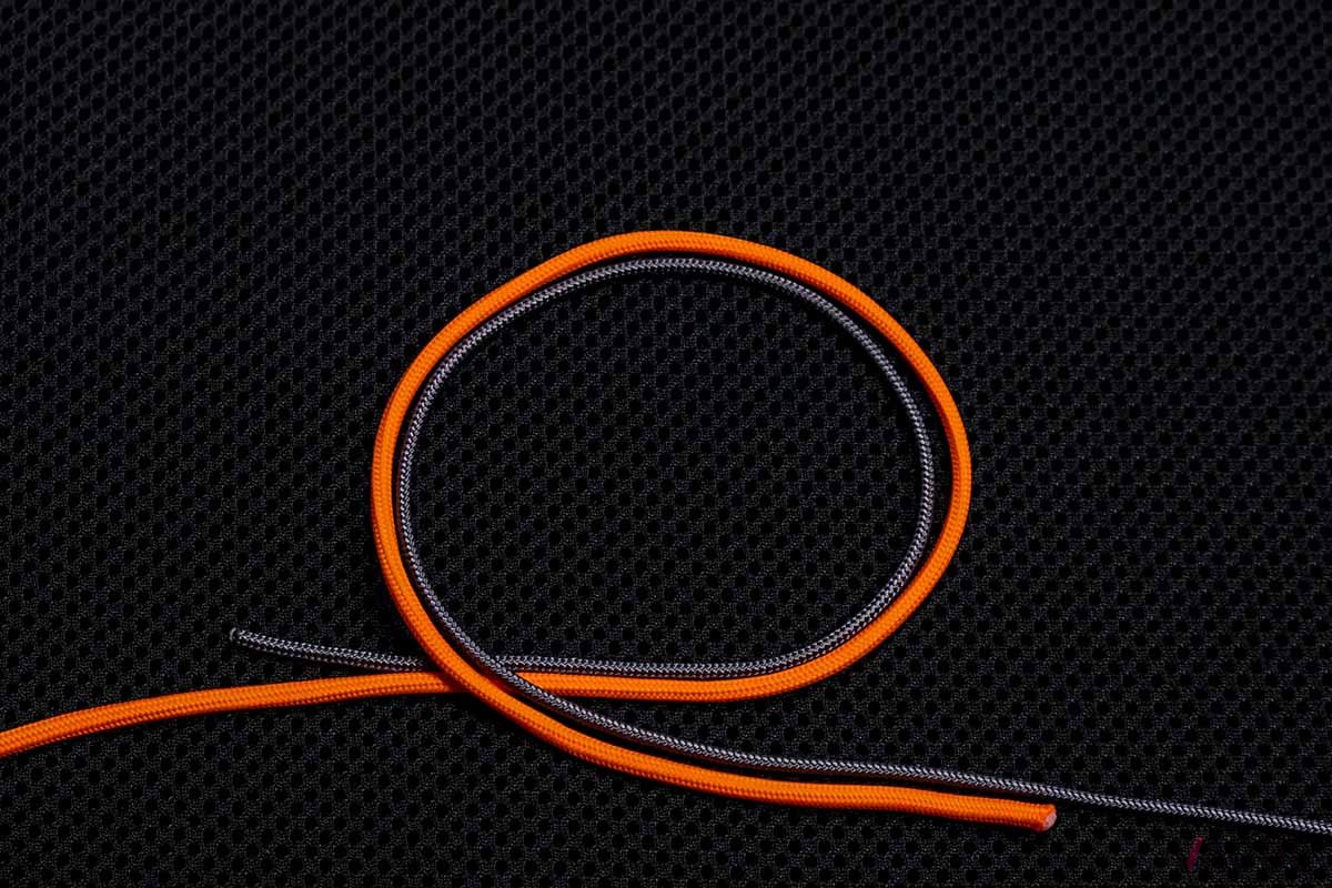 【サージェンスノット：STEP2】2本重なった部分で輪を作ります