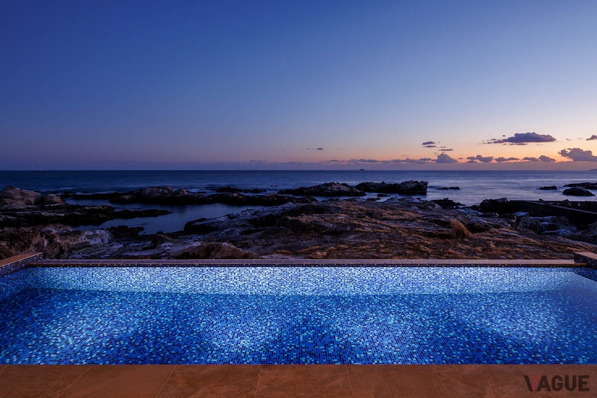 海から30秒という千葉県館山市の海辺に、インフィニティプールやサウナを満喫できる贅沢なヴィラ「GIFTHOUSE 館山」が開業