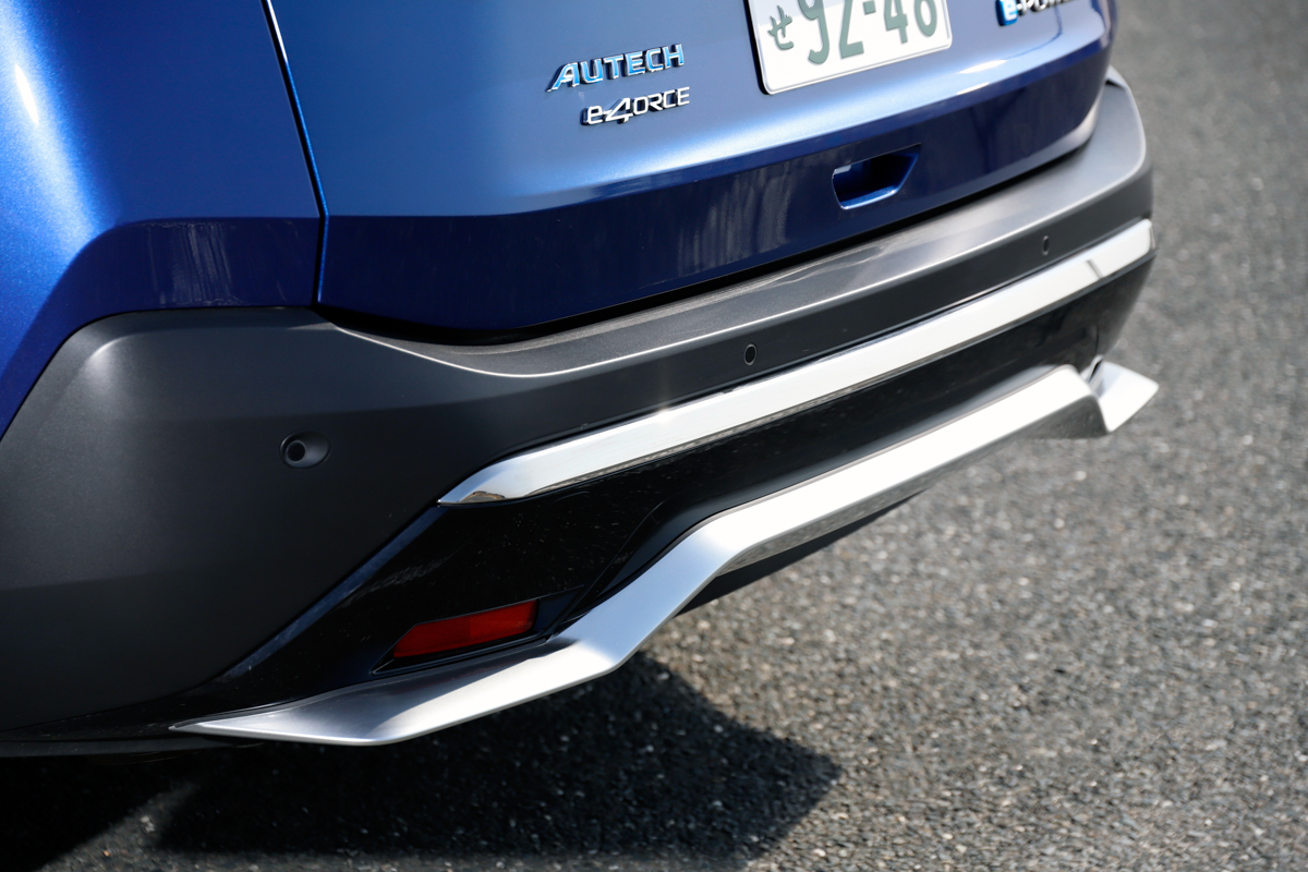 メタル調フィニッシュのプロテクターがリヤ周りを引き締めます