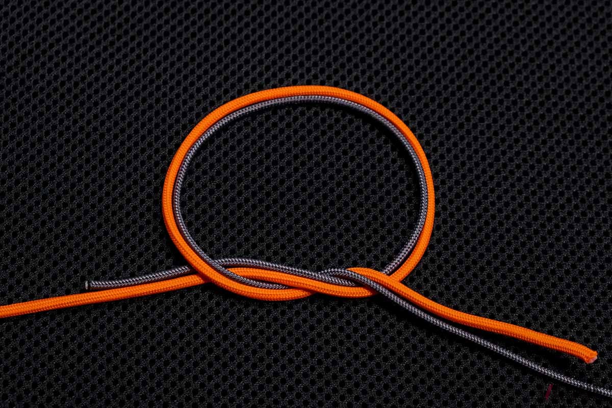 【サージェンスノット：STEP3】リーダーの先端側のラインを2本重なったまま輪にくぐらせます