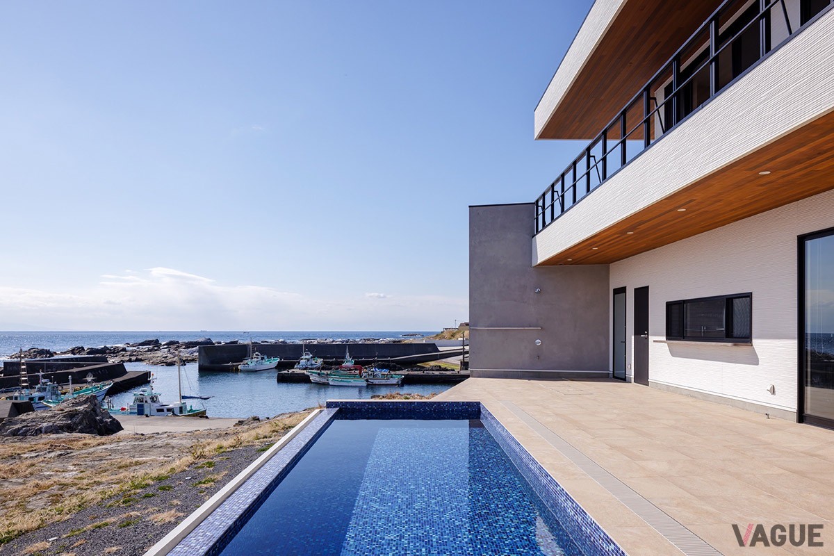 海から30秒という千葉県館山市の海辺に、インフィニティプールやサウナを満喫できる贅沢なヴィラ「GIFTHOUSE 館山」が開業