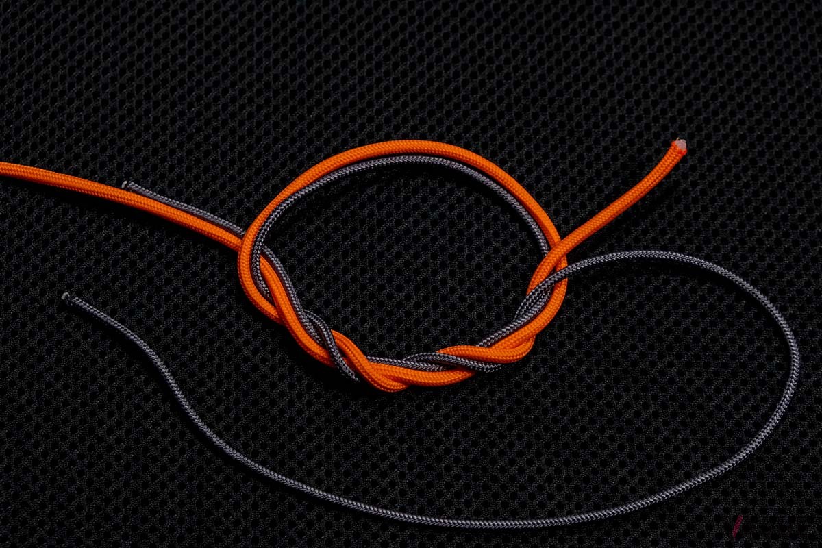 【サージェンスノット：STEP4】合計2〜3回輪にくぐらせます。滑りやすいPEや太いラインは4回にしてもOK。3回くぐらせたノットを「トリプルサージェンスノット」、2回は「ダブルサージェンスノット」と呼びます。