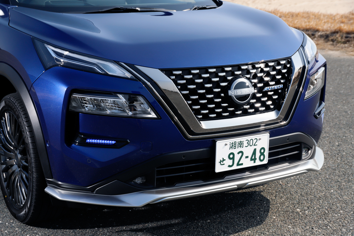 ロー＆ワイドなスタイルを印象づけるメタル調フィニッシュのフロントプロテクター。シグネチャーLEDがフェイスの精悍さをより高めてくれます