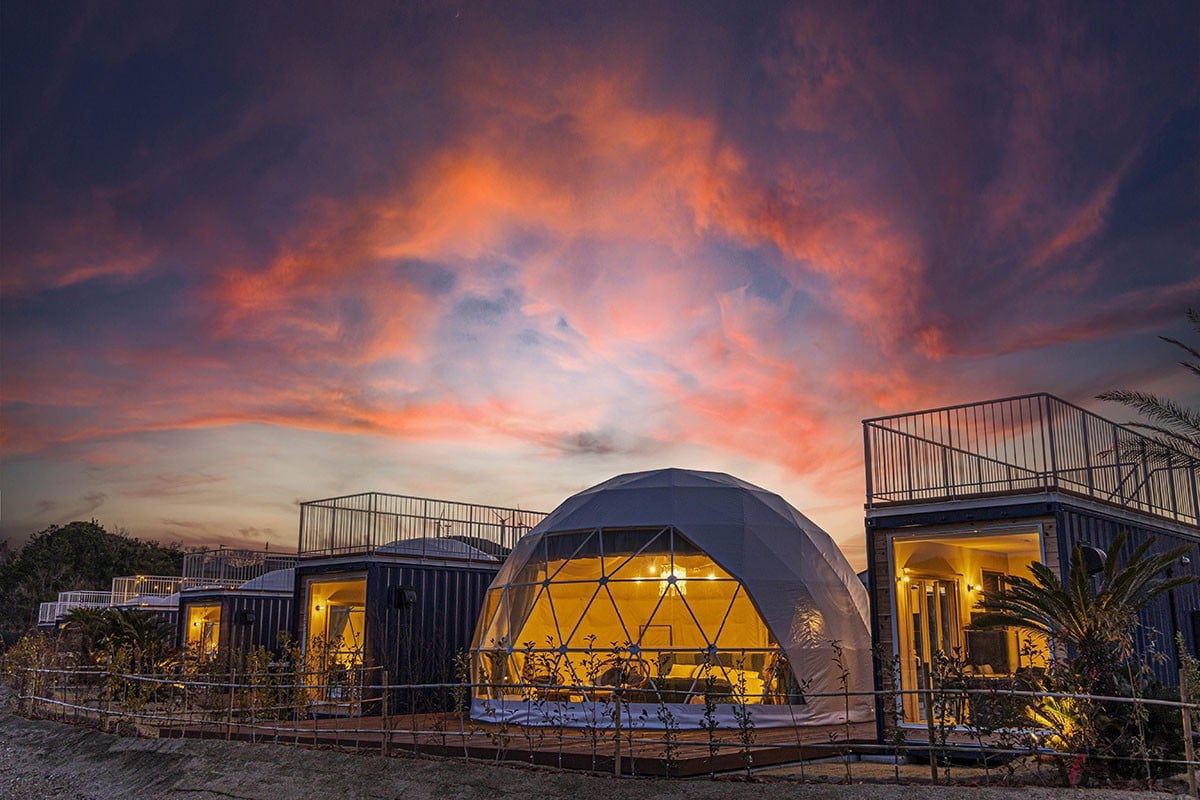 関西圏の人気のリゾート地・淡路島に開業した、サウナとグルメを満喫できる宿「淡路島グランピングヴィレッジ るりいろヒルズ淡路」