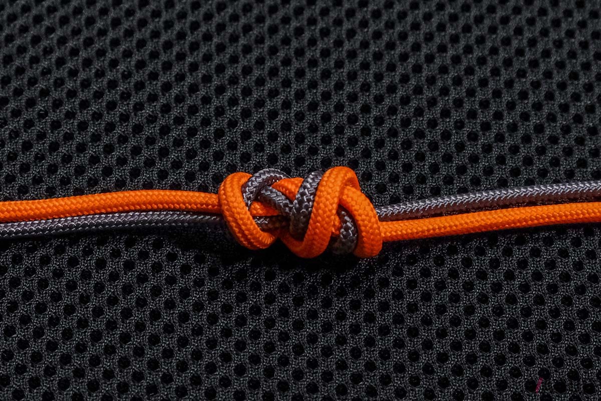 【サージェンスノット：STEP5】2本ずつ持ったラインを湿らせ締め込みます。このときに束ねた2本のラインがたるむことなく、均等に締まっていくようにするのがコツ。ノットから端糸が長く飛び出していると絡みやすくなるため、できるだけ短めにしておくのが無難です