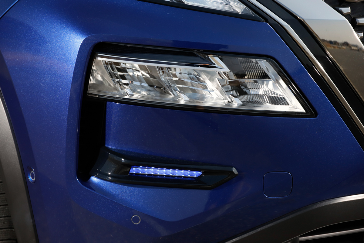 ブルーのシグネチャーLEDも、AUTECHのアイコンとなる装備のひとつです