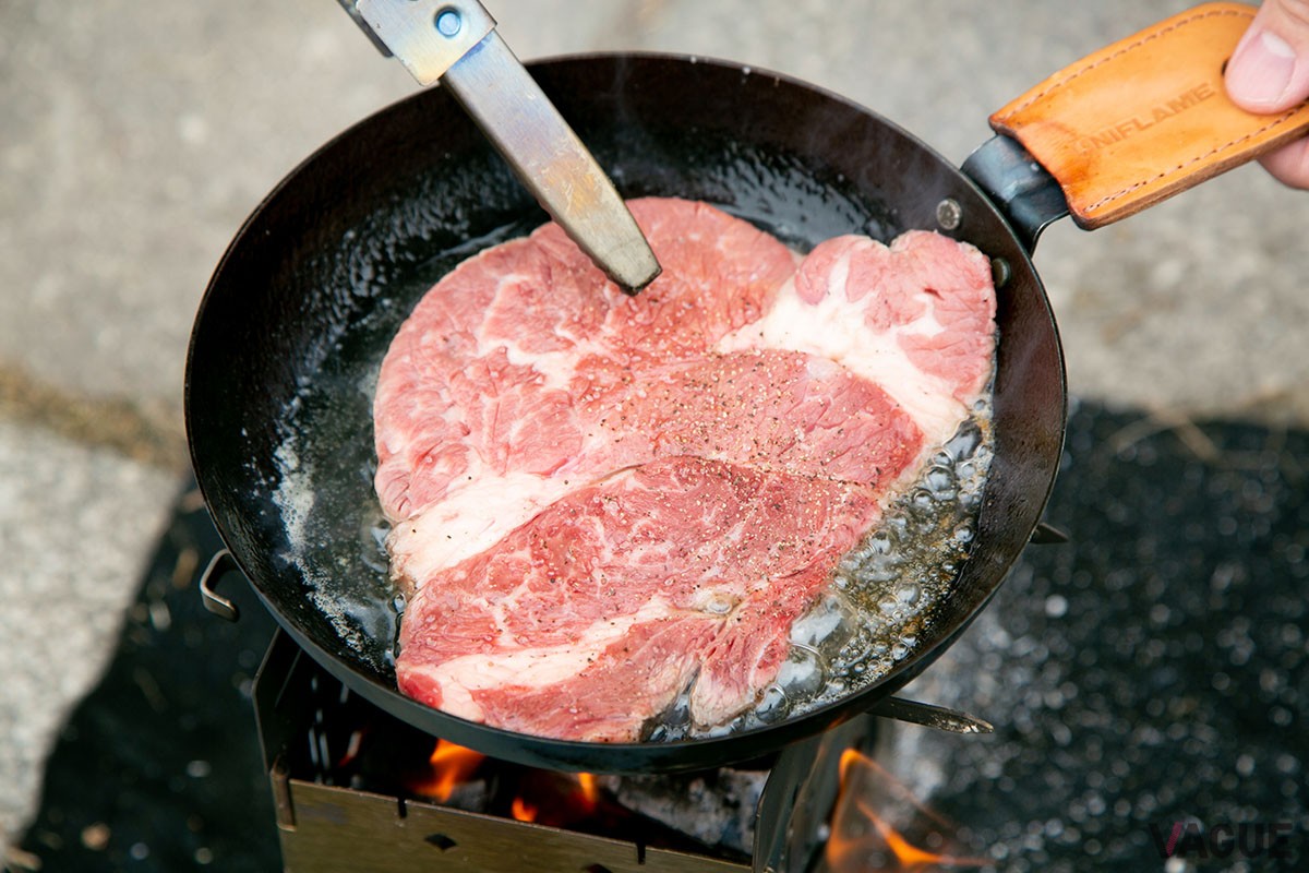 フライパンひとつでシンプルに焼き物を楽しみたいときにもピッタリの焚き火台です