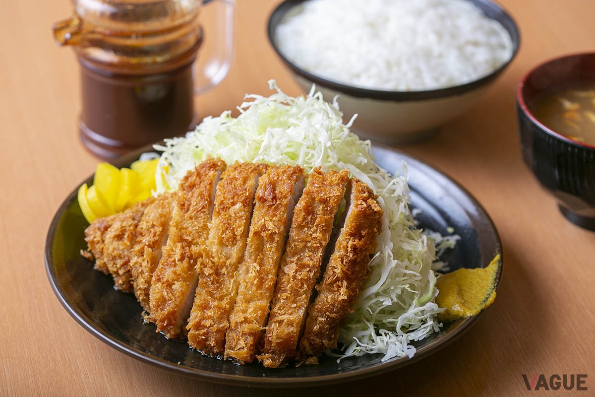 上ローストンカツ1100円。ご飯、味噌汁付き。千切りキャベツの山にたくあん、からし