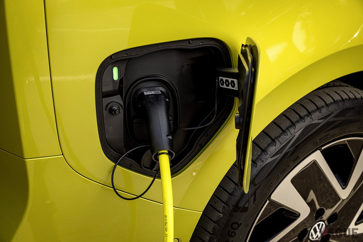 VWのEVミニバン、新型「ID.バズ」の充電リッド