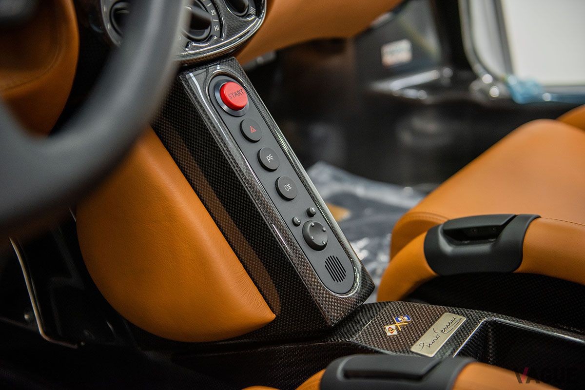 2003年式「フェラーリ エンツォ」のインテリア ©2023 Courtesy of RM Sotheby's