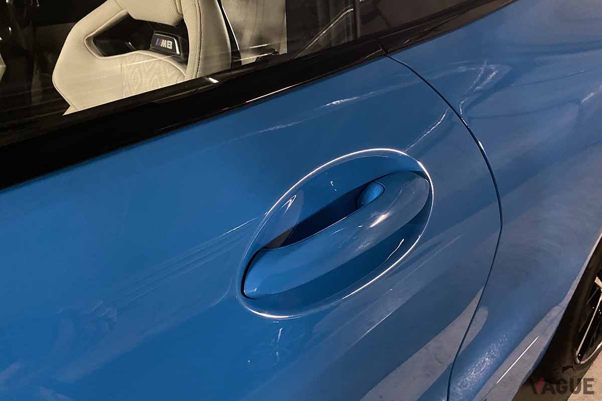 BMW「M4」のドアハンドルはグリップタイプ。BMWは「2シリーズクーペ」などはフラップタイプ、「iX」などは下から指を差し込み裏側のボタンを押すタイプとさまざま。過渡期なのかもしれない