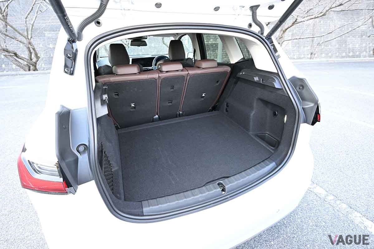 BMW新型「218dアクティブツアラー」の荷室