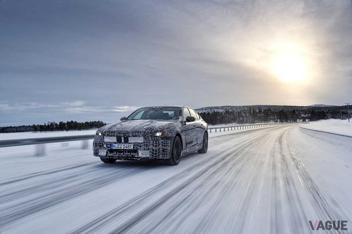 2023年10月登場予定のBMW新型「i5」の冬季テスト風景