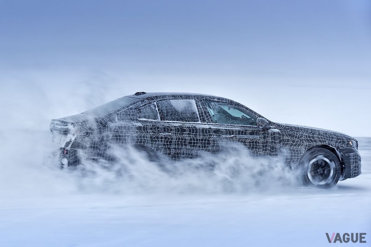 2023年10月登場予定のBMW新型「i5」の冬季テスト風景