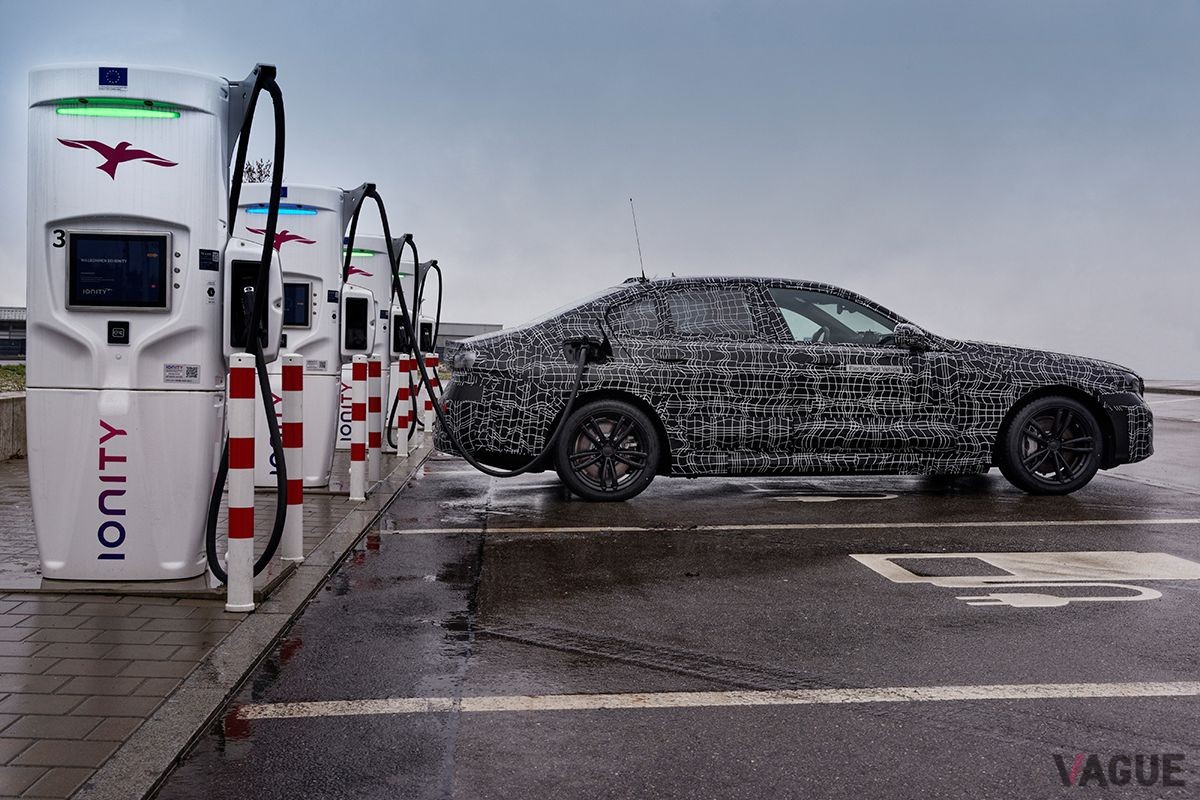 2023年10月登場予定のBMW新型「i5」の冬季テスト風景
