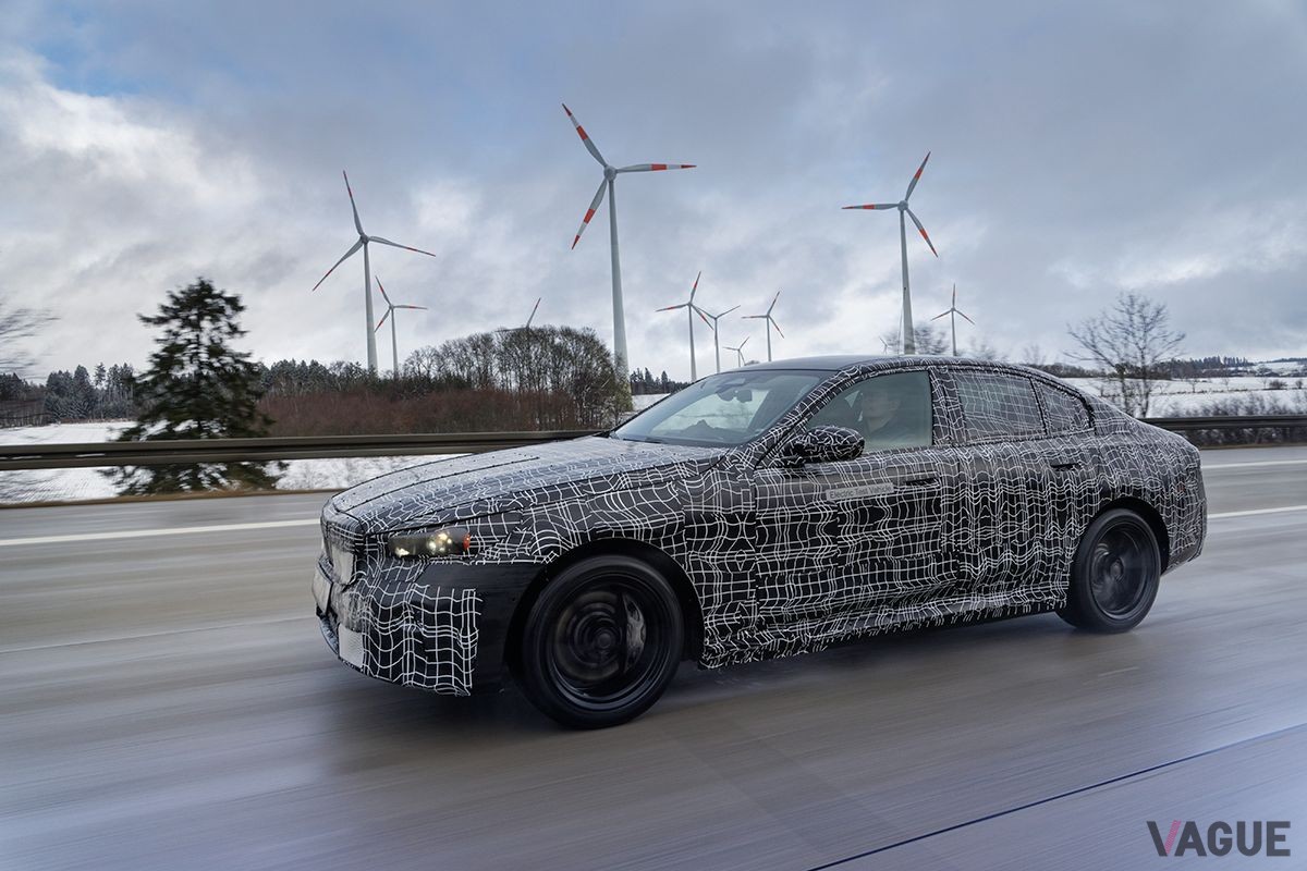 2023年10月登場予定のBMW新型「i5」の冬季テスト風景