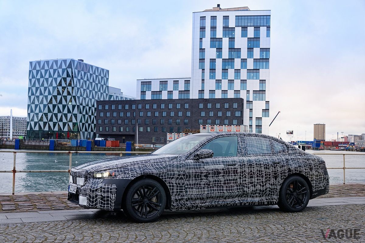 2023年10月登場予定のBMW新型「i5」の冬季テスト風景