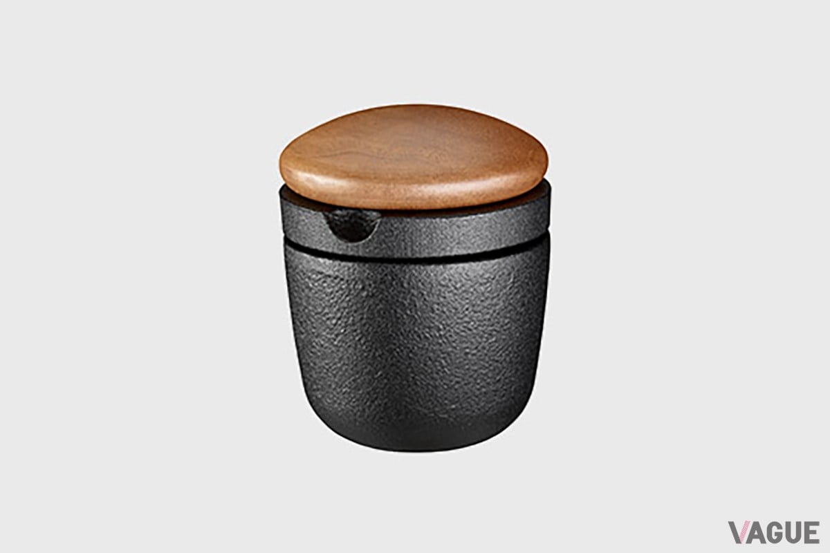 テーブルに置くだけでさまになる北欧生まれの鋳物ミル、スケップシュルト「スウィング ペッパースパイスミル」。蓋はウォールナット製というのも味わい深い。長く愛用したい