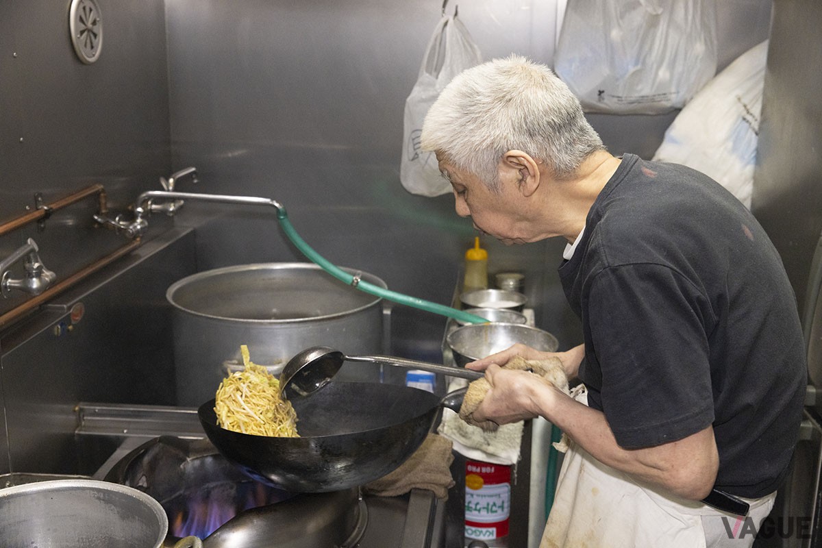ベテラン調理人があっという間に炒め物を次々と作っていく
