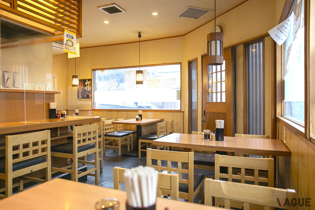 店内。L字型のカウンターとテーブル席があるので一人でも入りやすい