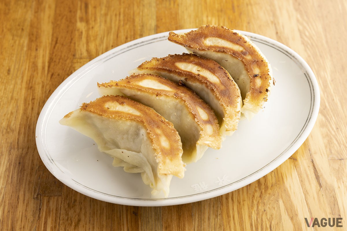 餃子1人前4個530円。中はキャベツたっぷり、もっちりジューシー